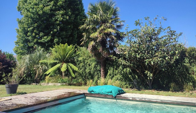 Bright house, heated pool, south-facing garden & quiet area