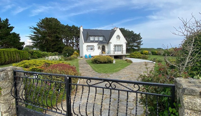 Bright house in Groix with garden