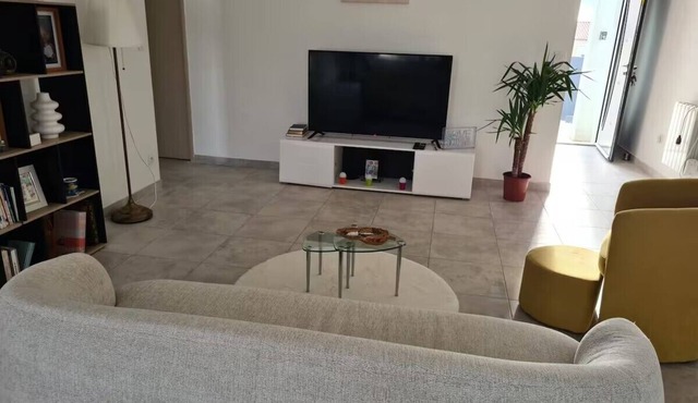 Bright house in Pezens for 8 people