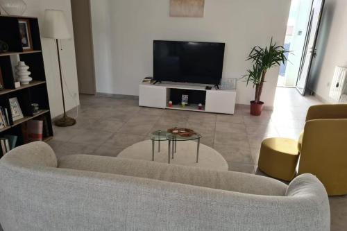 Bright house in Pezens for 8 people