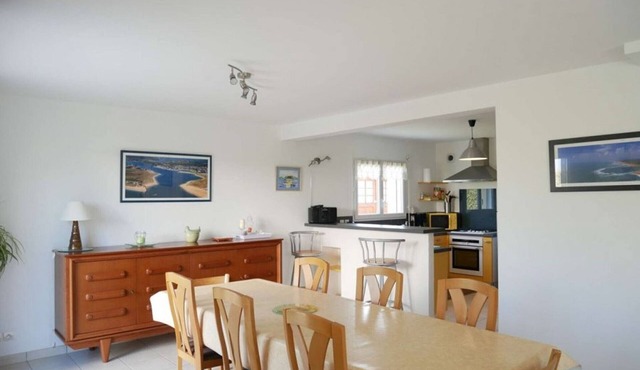 Bright house near beaches and center, enclosed garden, private parking