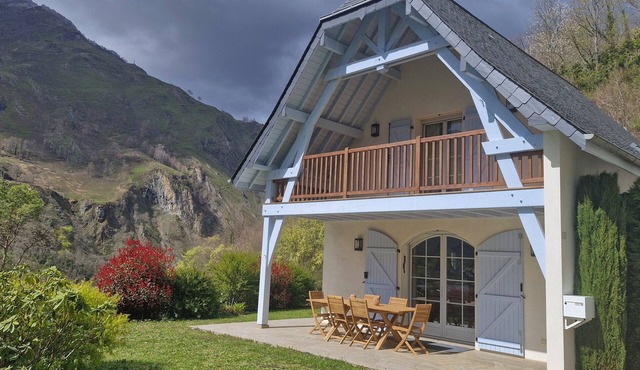 Bright house with sunny terrace & mountain view