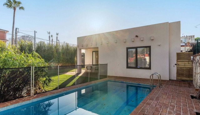Bright house with private pool and garden located in the beautiful beach area of ​Castelldefels. Perfect place for families with children or adults who want to spend some relaxing time together under the Mediterranean sun.This property is located in