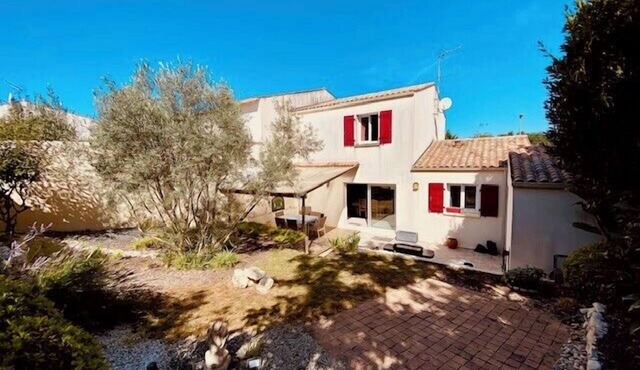 Bright house with garden near La Rochelle