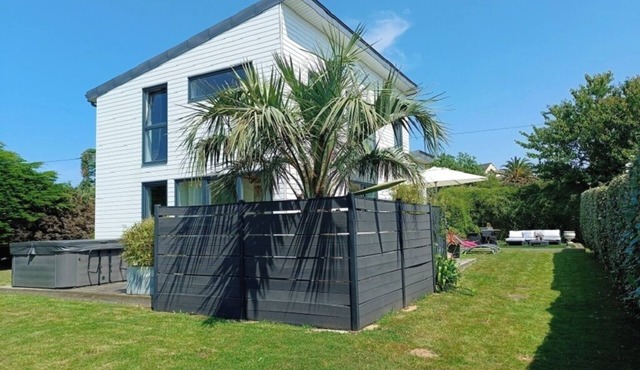 Bright house with garden and spa, 100 m from the beach. Pets welcome.