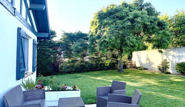 Bright house with Jacuzzi, walking distance to town center, 6-minute beach.