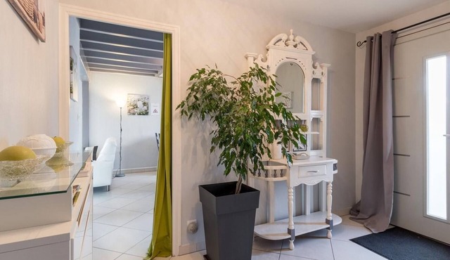 Bright house with private garden and Wifi near historical sites