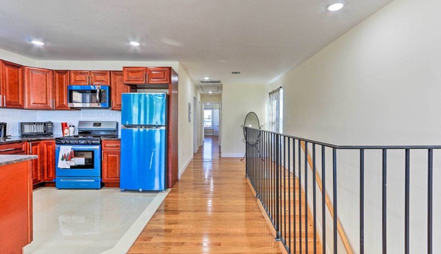 Bright Irvington Home ~ 2 Mi to Prudential Center!