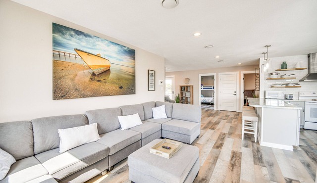 Bright Kitty Hawk Home w/Hot Tub, Walk to Beach!