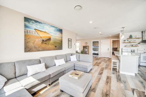 Bright Kitty Hawk Home with Hot Tub, Walk to Beach!