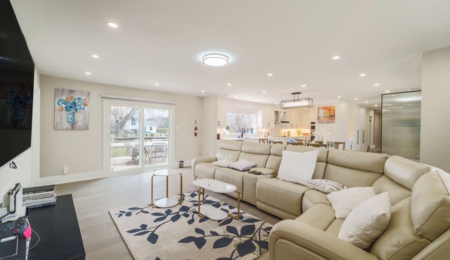 Bright Lakeside Cottage | 4br & 16 guest max | Private Dock & Nature Retreat