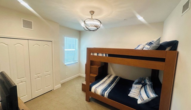 Bright Lakeview Condo in Richmond Park with Garage