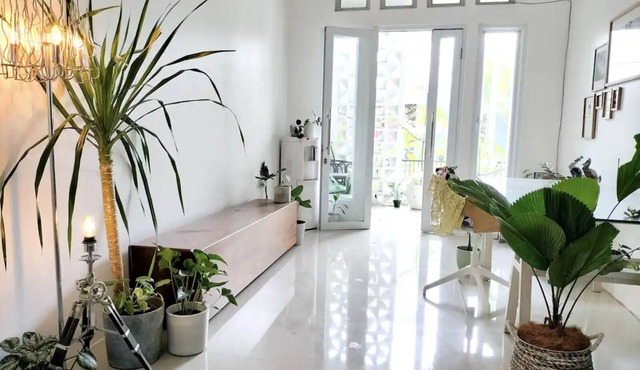 Bright leafy home with Biznet up to 250 Mbps 3+1BR