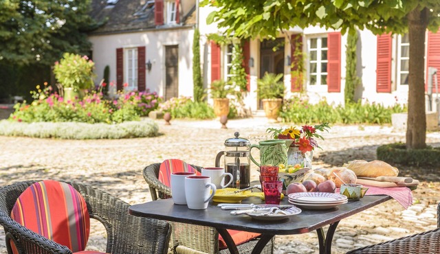 Bright loft with private courtyard terrace in a charming area of ​1740