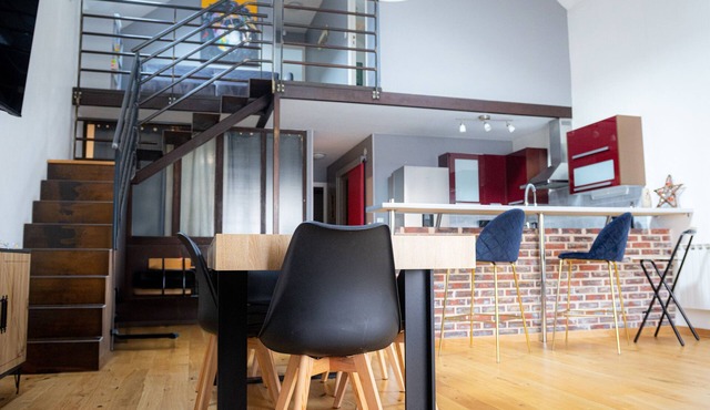 Bright loft ideal for family, friends or business stays