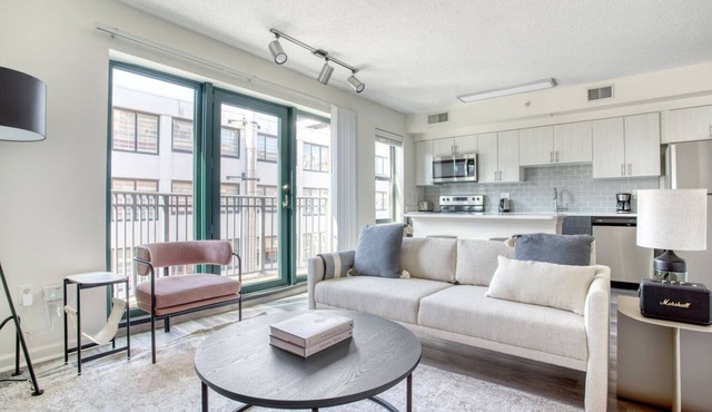 Bright Logan Circle 1BR w/Gym, W/D & Pool, walk to bars, by Blueground