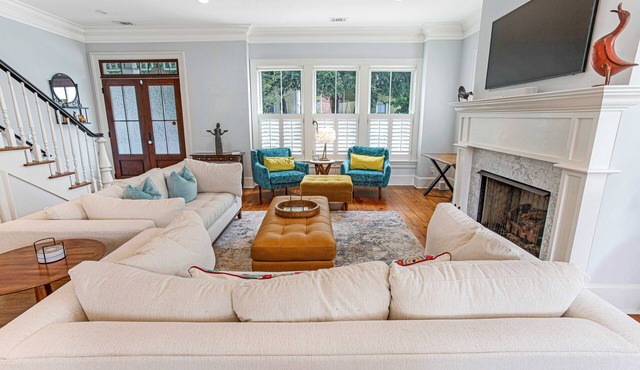 Bright, Luxurious Executive Rental Near Forsyth w/Parking by Lucky Savannah