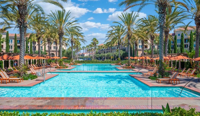 Bright Luxury 2BR Retreat with Pool in Irvine