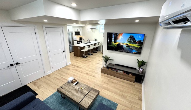 Bright & Luxury Basement Suite w/Private Entry, Full Kitchen & Laundry