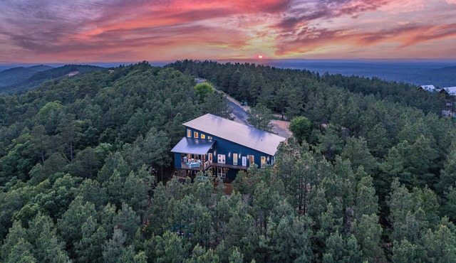 Bright Luxury Cabin w/Views! Great for Groups!
