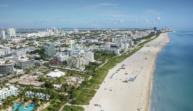 Bright Luxury Condo, Beach Access & Ocean Views!