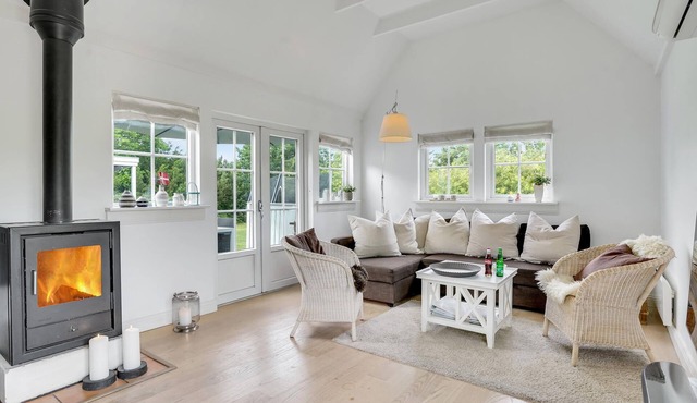 Bright luxury holiday home in a wonderful location with phenomenal views.