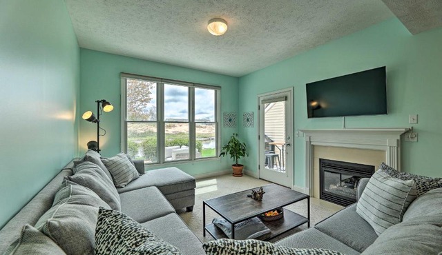 Bright Manistee Condo with Beach and Pool Access!