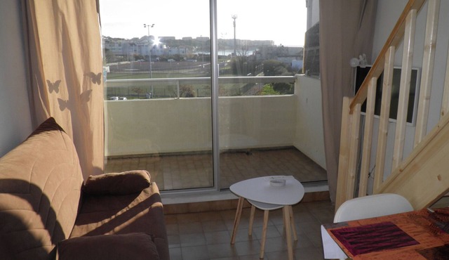 Bright mezzanine studio with parking 150m from beach, pets welcome