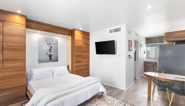 Bright Micro-Flat steps from DTPH – Pool