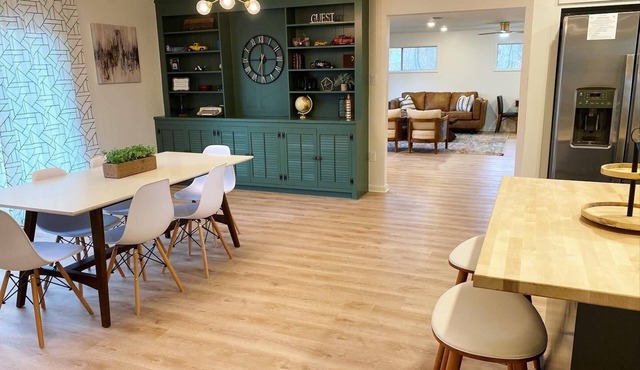 Bright, Mid century Modern, 3 bedroom home next to Hendrix College