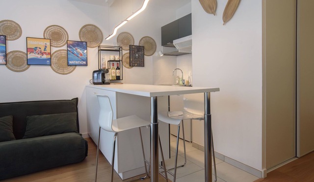 Bright modern with shared garden near Metro