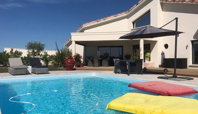 BRIGHT MODERN HOUSE, 130M2, PRIVATE POOL, QUIET LOCATION