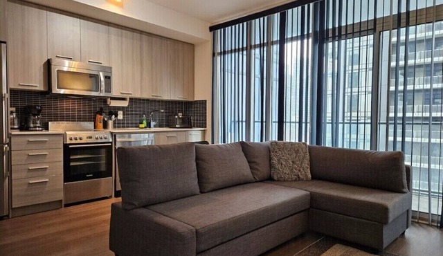 Bright & Modern 1BR Condo with Free Parking