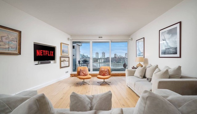 Bright, modern 2-bed top-floor apartment in Chelsea Harbour with a private roof terrace, open-plan living, fast WiFi, and a fully equipped kitchen. Quiet location with easy access to central London—ideal for couples, families, or friends.