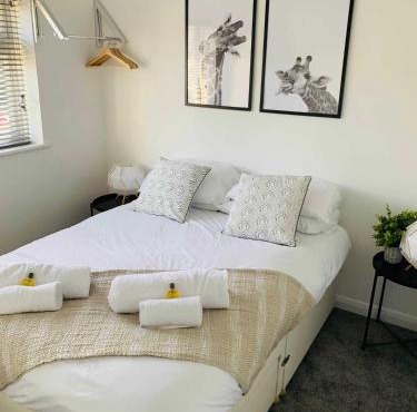 Bright & Modern 3 Bed Home with Garden in Farnham