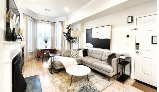 Bright & Modern 3BD/3BA Rowhouse in Capitol Hill - Free Parking for 2 Vehicles
