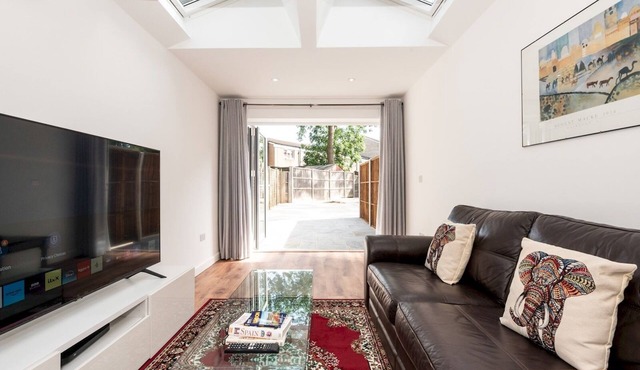 Bright & Modern 3BR - 5 Mins to Tube, Free Parking | Pass The Keys