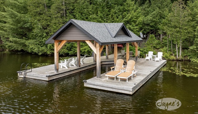Bright & Modern 4 bdrm cottage on Lake Joe! Boatport + Bunkie! All Day Sun!