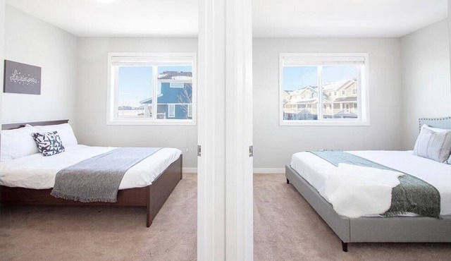 Bright & Modern 4bed 2bath Townhouse with Parking