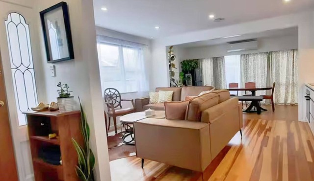 Bright & Modern 5BR Family Home Sleeps 10 Free Parking