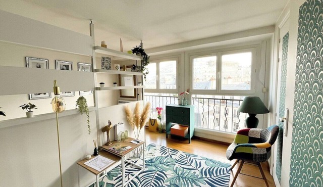 Bright, modern apartment ideally located