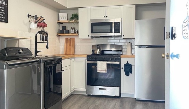 Bright & Modern Apt in City Center