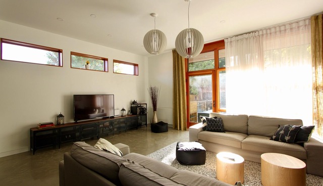 Bright Modern Architectural Home - Peaceful Area close to downtown