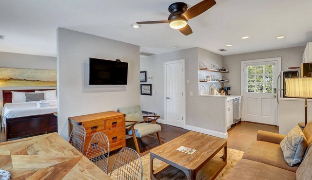 Bright, Modern Carriage House off Crawford Square by Lucky Savannah