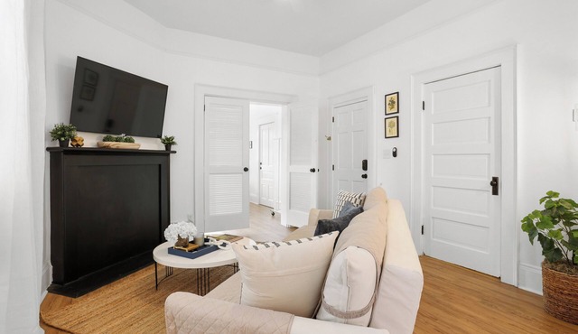 Bright Modern Coastal Retreat Near SCAD, 5-Minute Walk to Starland Yard + Food!