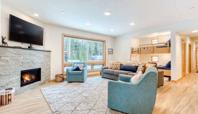 Bright & modern dog-friendly getaway w/private balcony, gas grill, & free WiFi