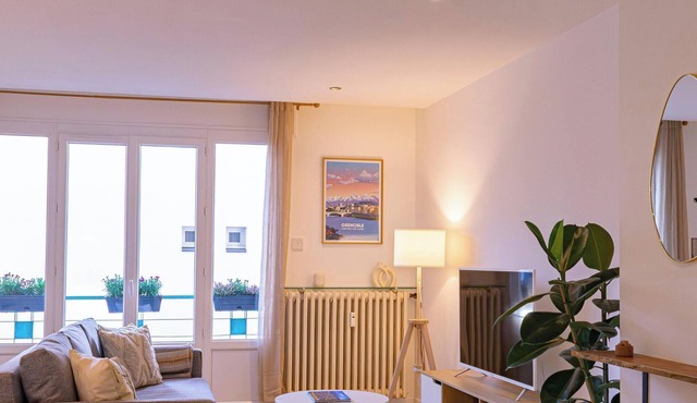 Bright, modern, equipped 2-room apartment, quiet, close to streetcar and city center
