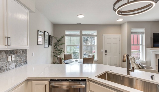 Bright & Modern! Family Home 11 Mi to Dtwn Tacoma