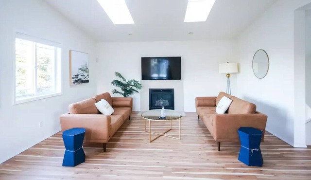 Bright Modern Farmhouse near DT & Airport w/6 beds