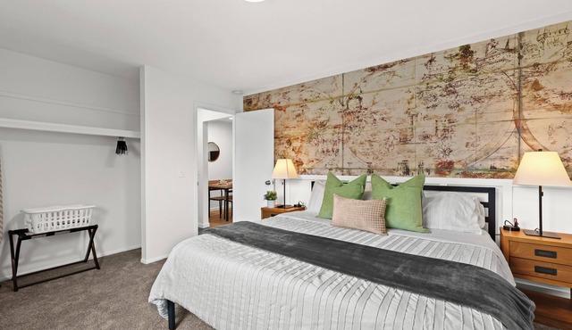 Bright & Modern Flat | King Bed | Near Downtown